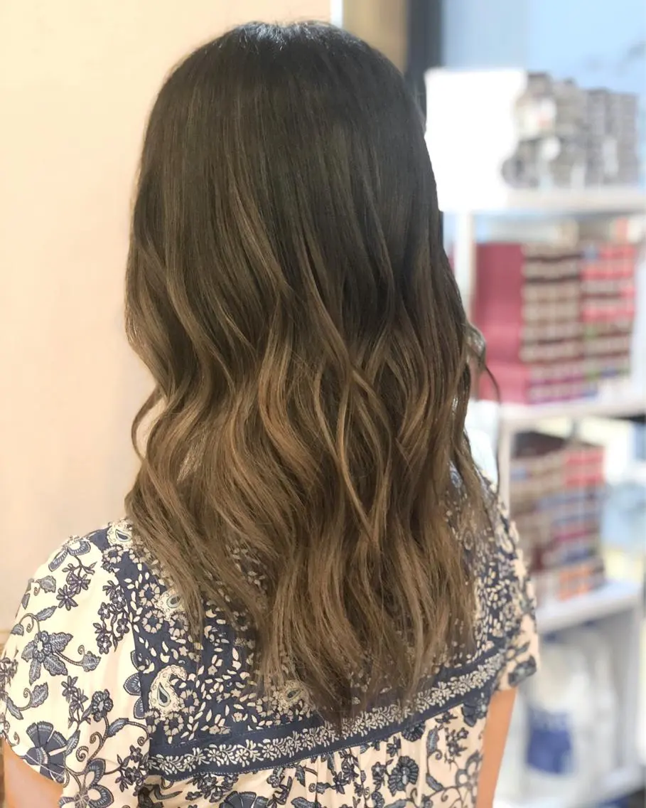 ミディアム カラー バレイヤージュ グレージュ レイヤーカット ハイトーン×髪質改善 KENTAのヘアスタイル