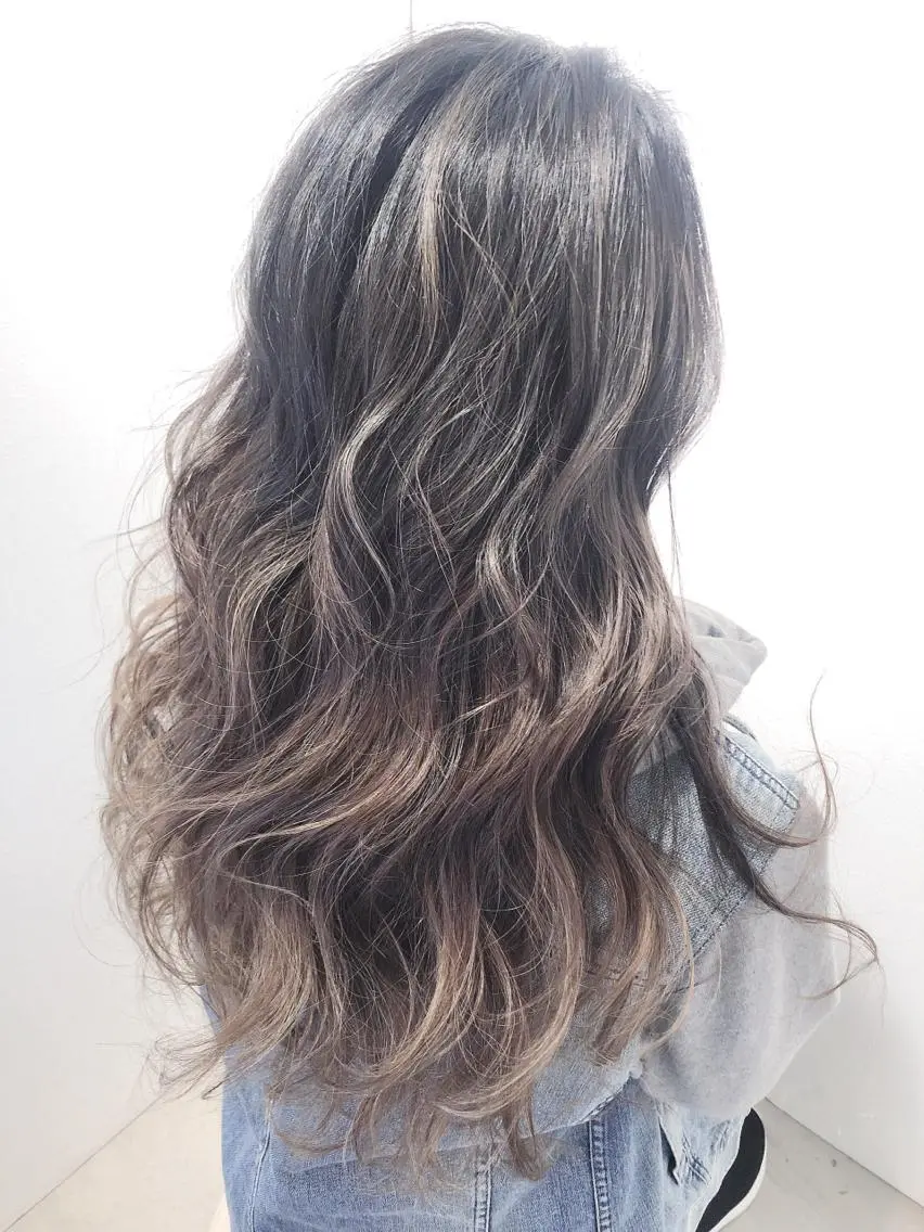 ロング カラー グラデーションカラー ハイライトカラー ハイライト ヘアカラー トリートメント 田中 アキオのヘアスタイル