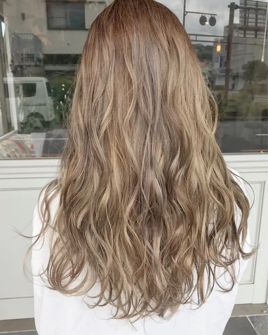 ロング カラー ヘアアレンジ お団子ヘア 切りっぱなしボブ バレイヤージュ ブリーチ グラデーションカラー Mariana/ 鶴原-ハイライトのヘアスタイル