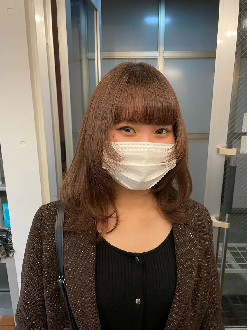 ミディアム カラー パーマ ヘアアレンジ 顔周りカット レイヤーカット 小顔カット センターパート／マッ シュ／パーマ　あさみのヘアスタイル