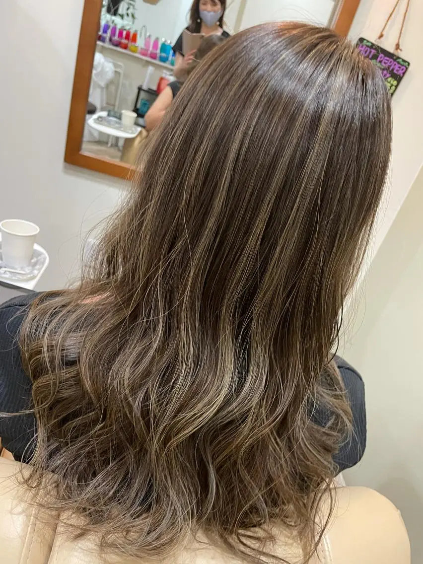 セミロング カラー 寺本 早希のヘアスタイル
