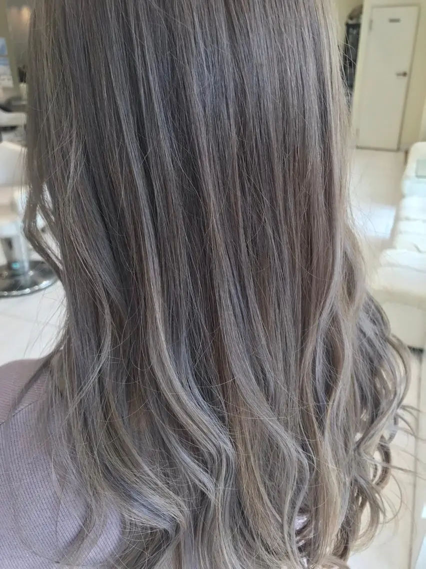ロング カラー 保子 祐里香のヘアスタイル