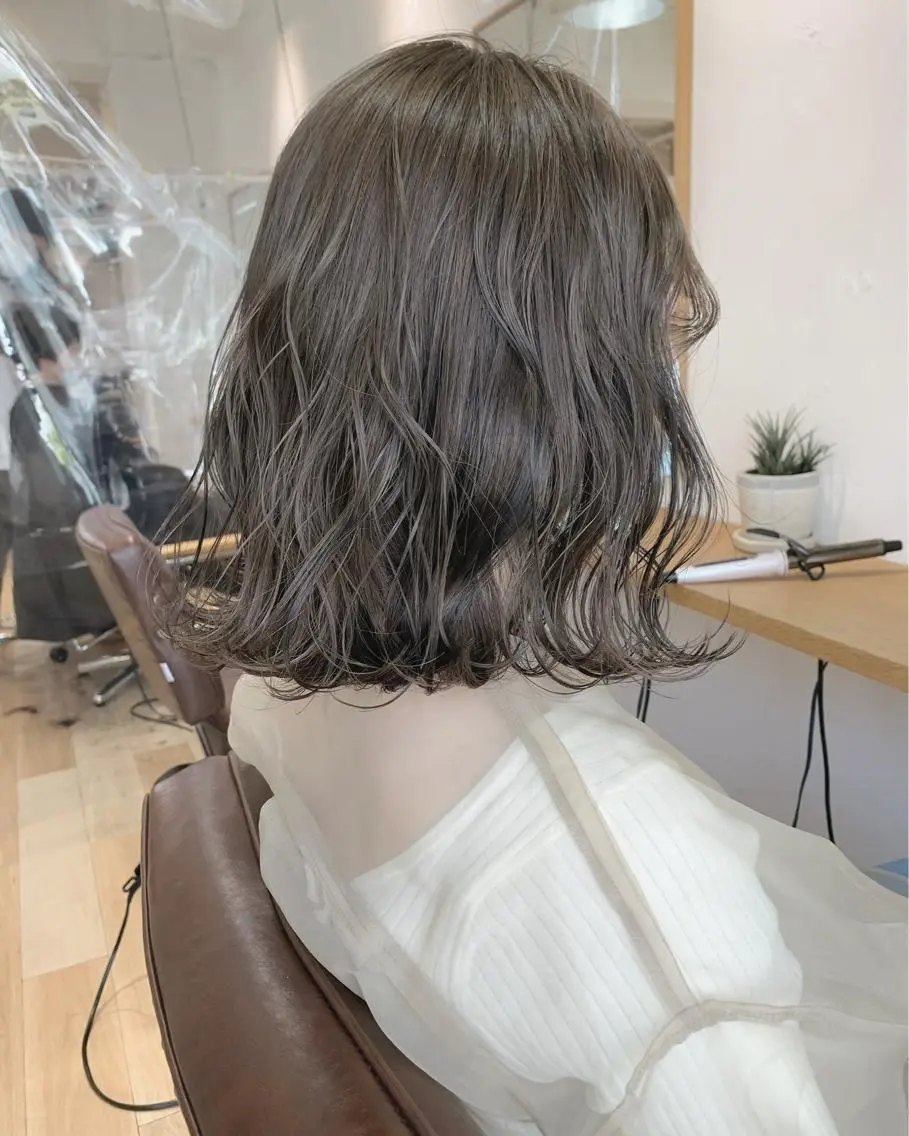 ミディアム カラー ネイル ハイトーンボブ 前田 表参道　グレージュのヘアスタイル