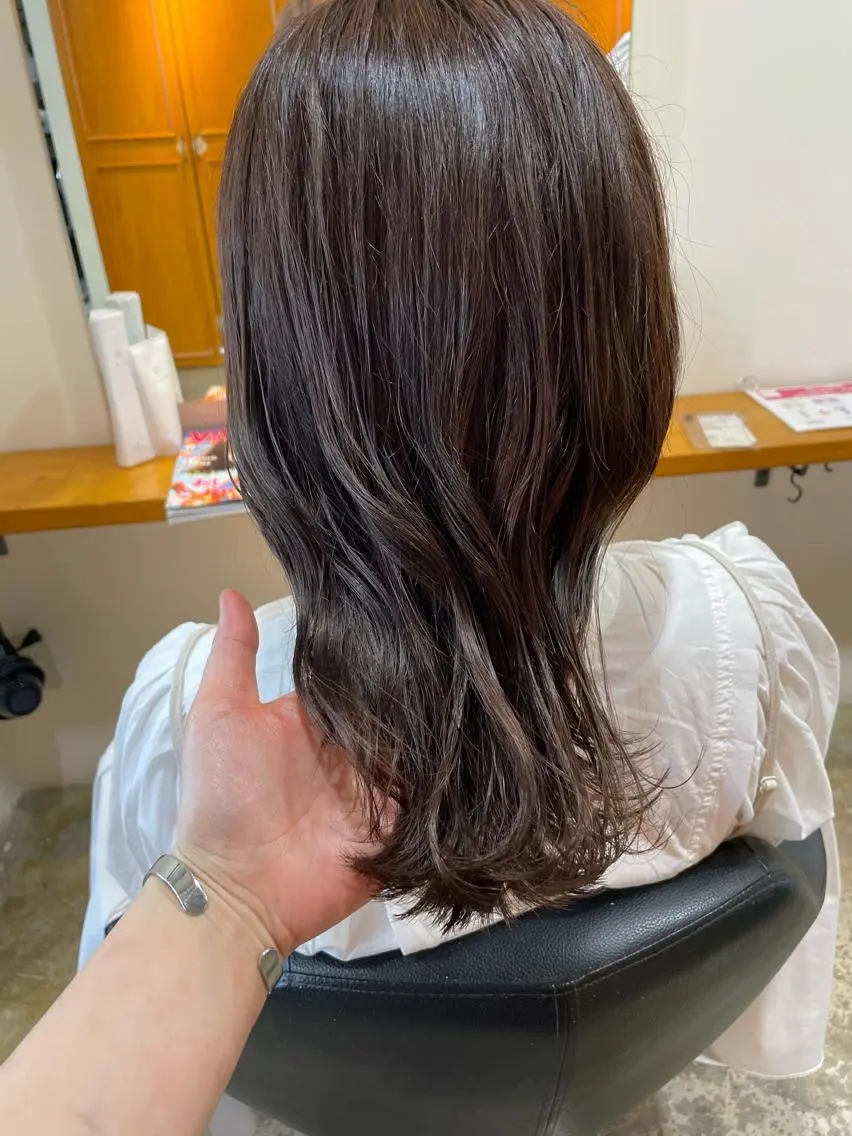 ミディアム カラー カット ヘアカラー トリートメント MIOベージュカラー 柔らかいカラーのヘアスタイル