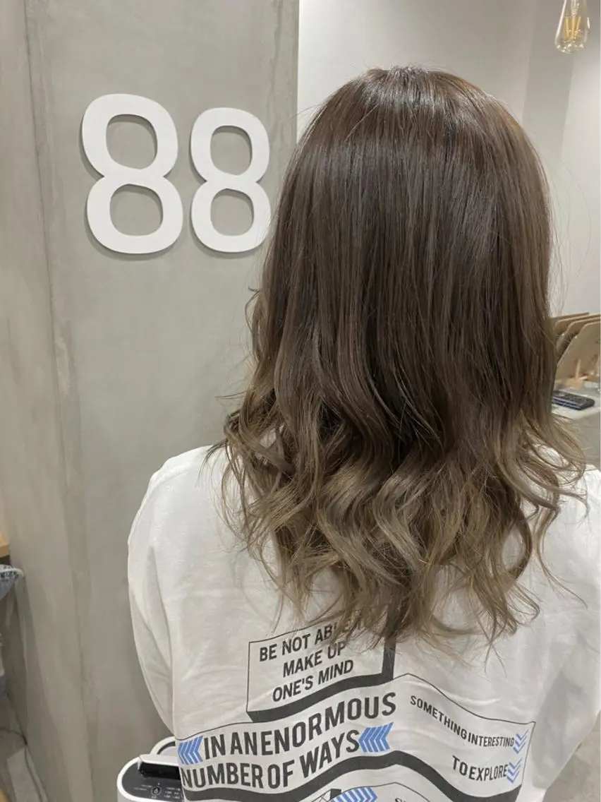 セミロング カラー ブリーチ グラデーションカラー 大橋 綾子のヘアスタイル
