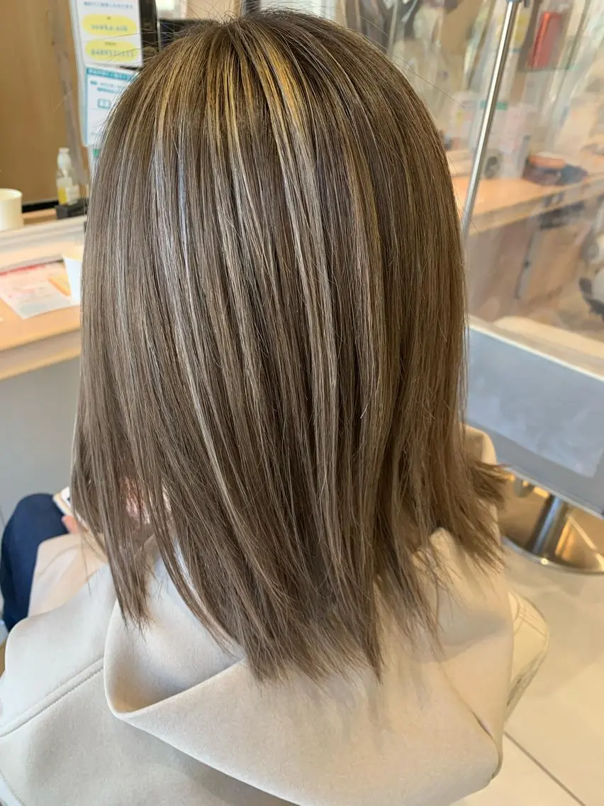 セミロング カラー ベージュカラー ブリーチ ハイライトカラー ミルクティーベージュ ハイライト 鈴木 華枝のヘアスタイル