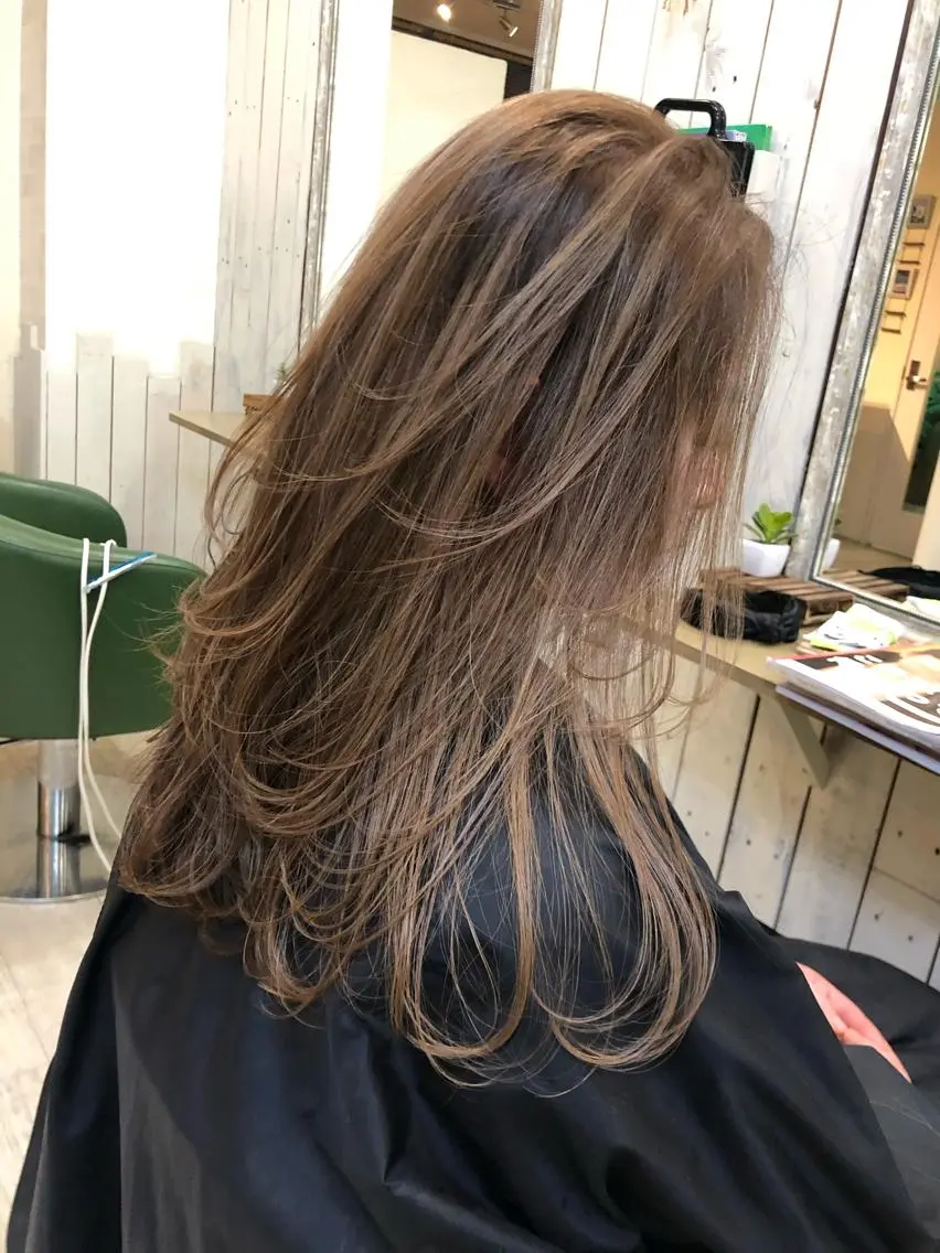 ロング ハイライト レイヤーカット カット ヘアカラー 韓国レイヤー外国人風 透明感カラー髪質改善のヘアスタイル