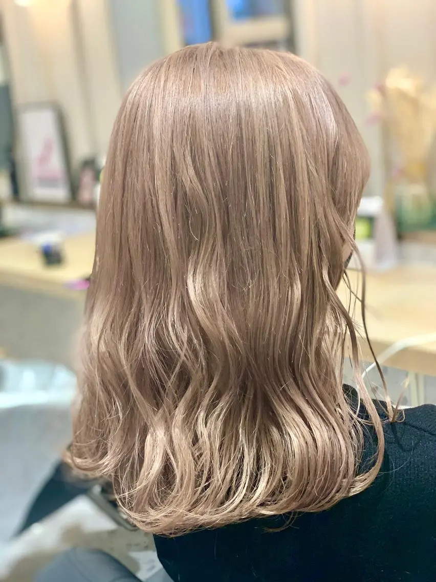 ミディアム カラー ヘアアレンジ ベージュカラー ダブルカラー ハイトーンカラー ミルクティーベージュ カット ヘアカラー トリートメント 髪質改善×ハイトーン 中田啄也のヘアスタイル