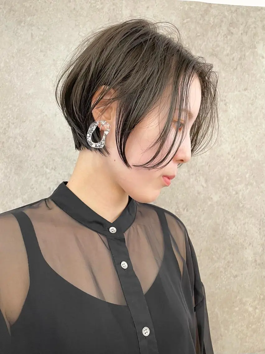 ショート ショートボブ ショートレイヤー ハンサムショート ボブ レイヤーカット カット 透明感カラー 大人グレージュ有村のヘアスタイル