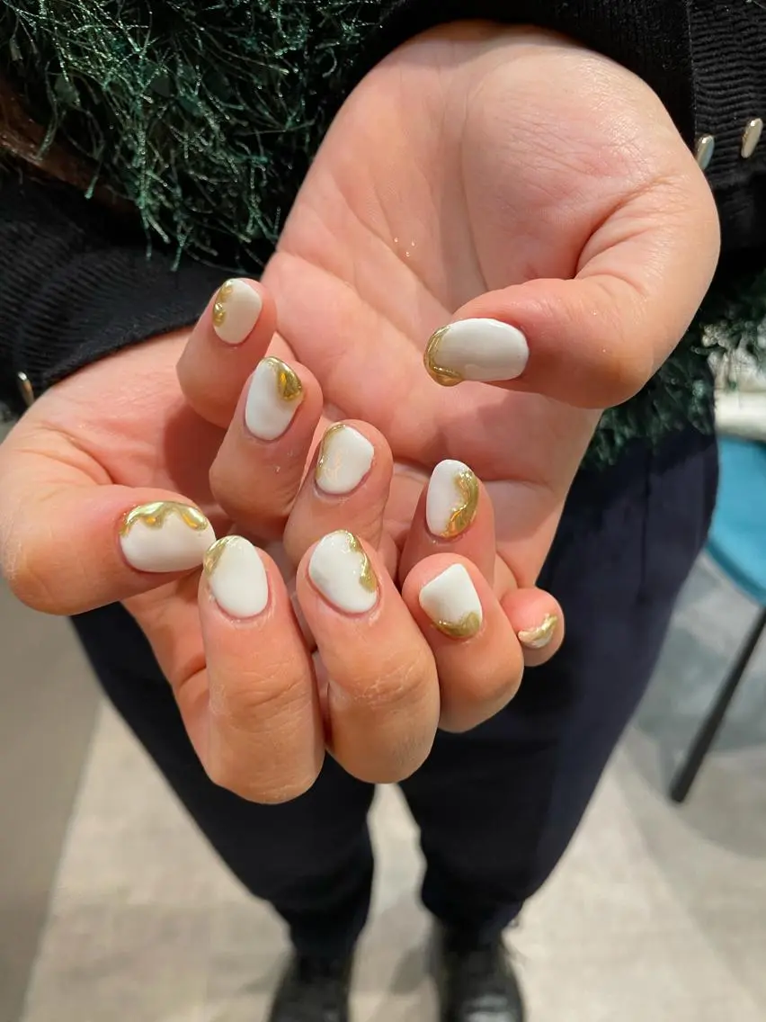 ネイル ゴールド ニュアンスネイル シンプルネイル ホワイト ハンドネイル ナチュラル透明感🌱 小山美樹子のヘアスタイル