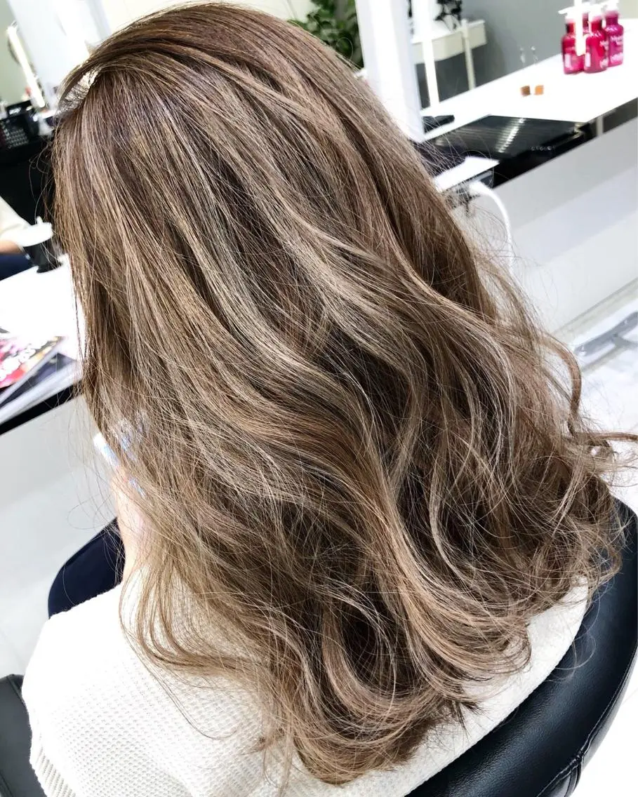 ロング ハイライト 岸 保奈美のヘアスタイル