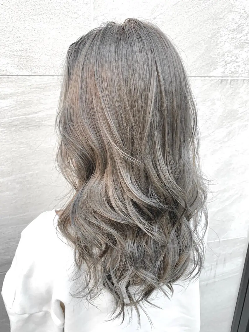 セミロング 韓国レイヤーカット KOUKIのヘアスタイル