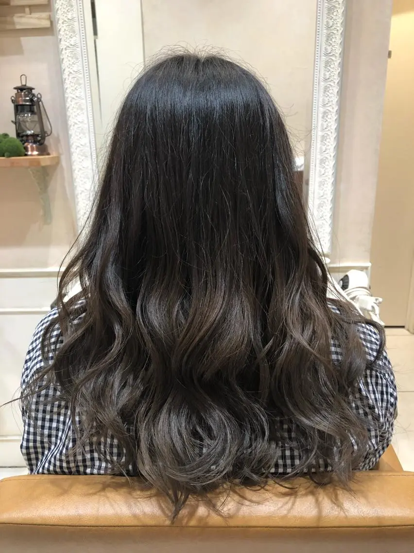 セミロング カラー アッシュ ブリーチ グラデーションカラー グレージュ ツヤ髪カラー💎 佐藤あきのヘアスタイル