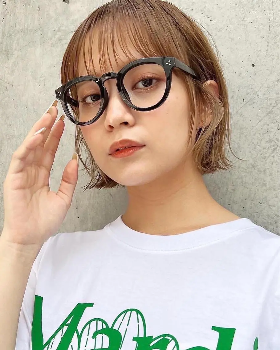 ショート カラー 切りっぱなしボブ 前下がりボブ ブリーチ グレージュ ボブ カット ヘアカラー トリートメント レイヤー専門家 ダブルカラー修のヘアスタイル