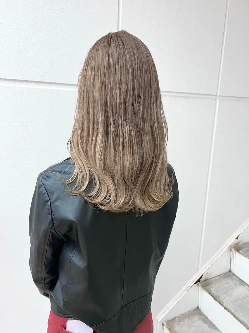 セミロング カラー ベージュカラー ブリーチ ケアブリーチ 透明感カラー デザインカラー ヘアカラー トリートメント ヘッドスパ 初めてでも失敗しない 透明感カラー　Miiのヘアスタイル