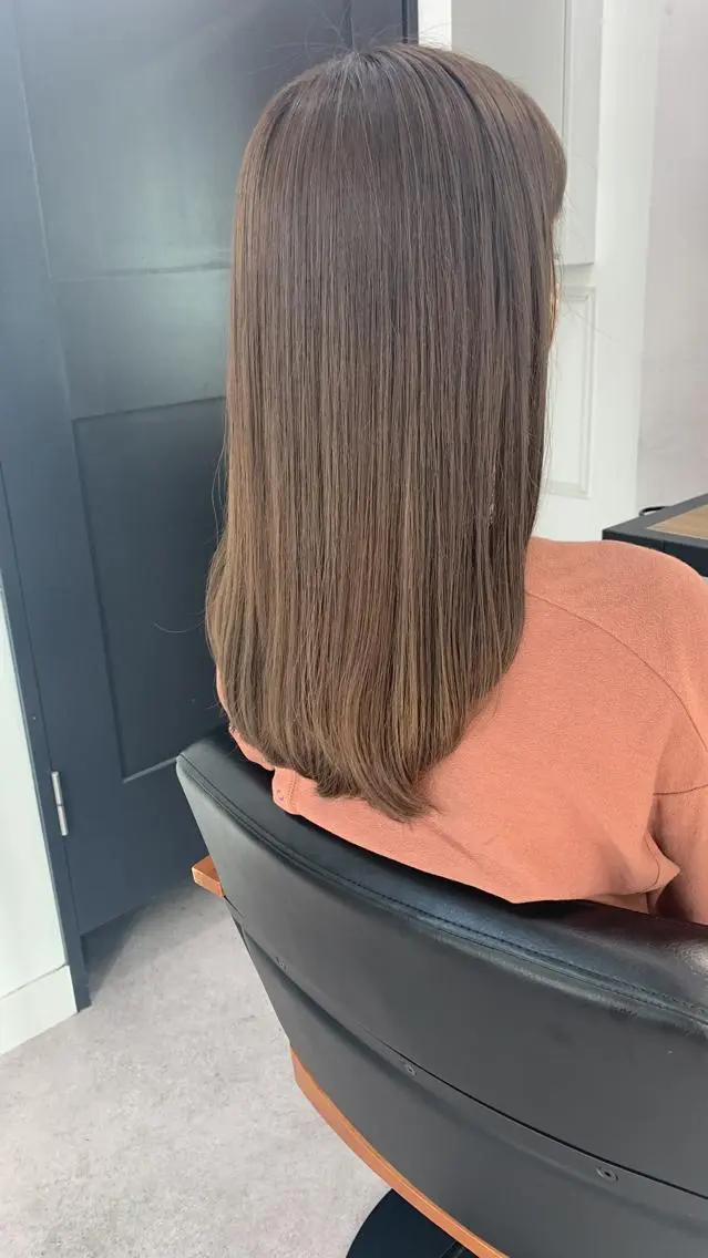 ミディアム カラー パーマ ヘアアレンジ メンズ キッズ ネイル マツエク・マツパ アイブロウ カット 縮毛矯正 レイヤーカット/ 巻ける縮毛矯正のヘアスタイル