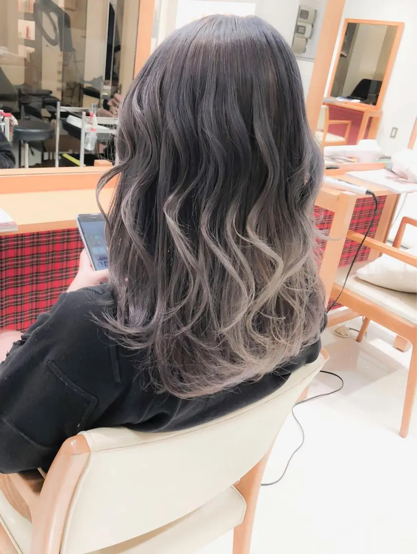 セミロング カラー ブリーチ グラデーションカラー グレージュ Days 透明感カラーのヘアスタイル