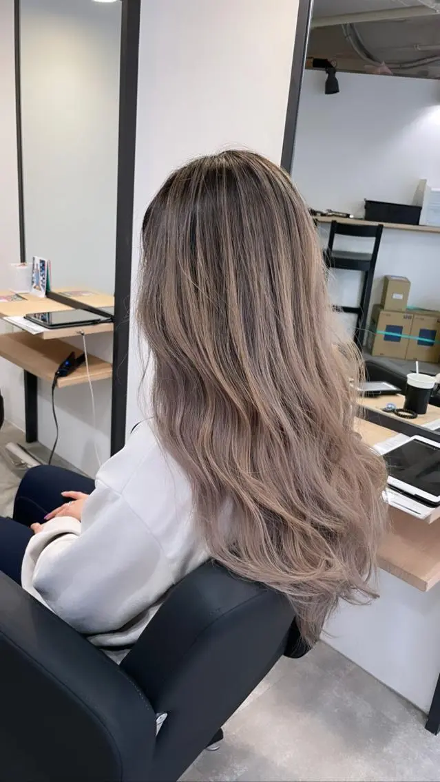 ロング カラー グレージュ ヘアカラー トリートメント ヘアセット 難波ブリーチカラー 伊藤洋輝のヘアスタイル