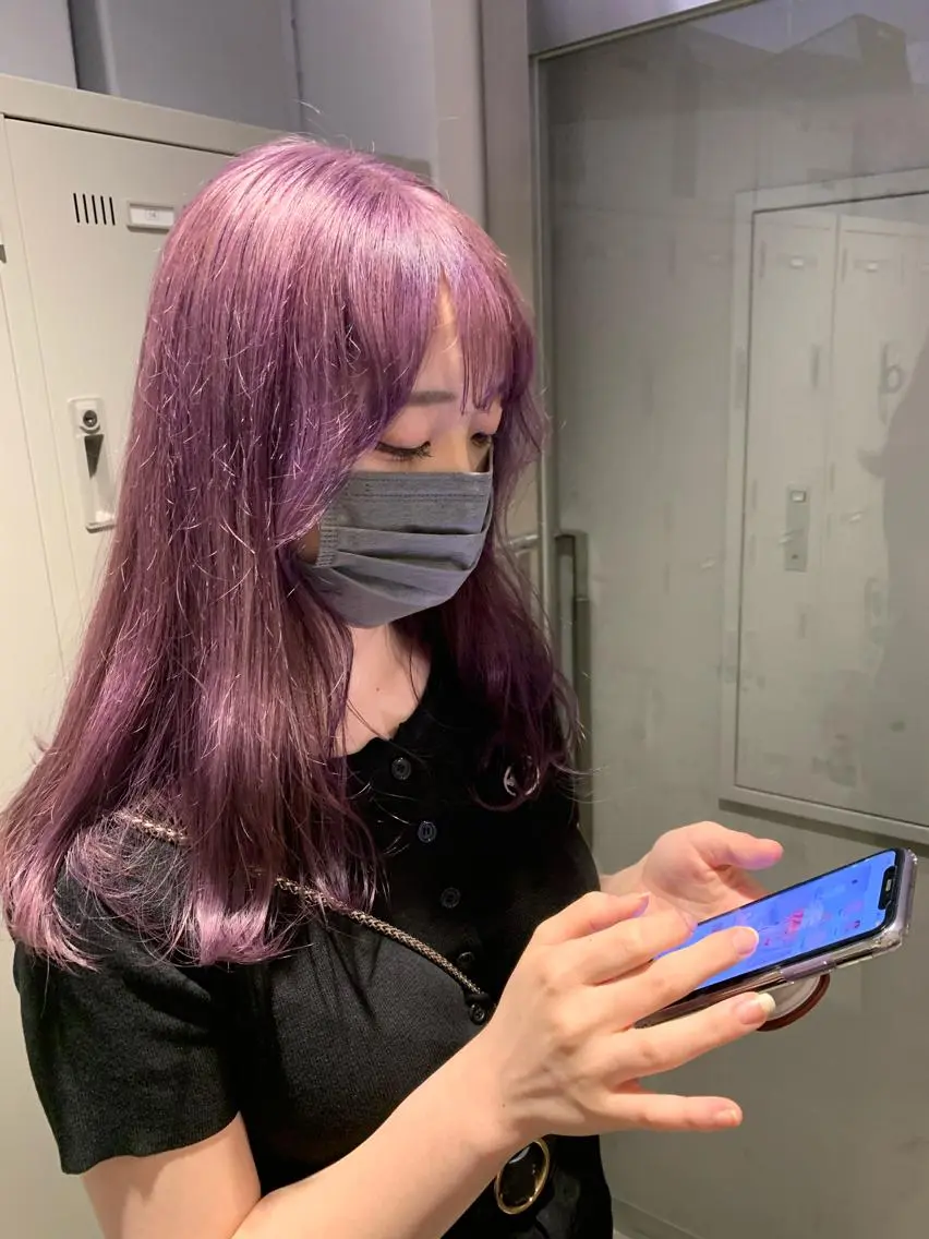 セミロング カラー 抜け感レイヤー︴ ニュアンスカラーのヘアスタイル