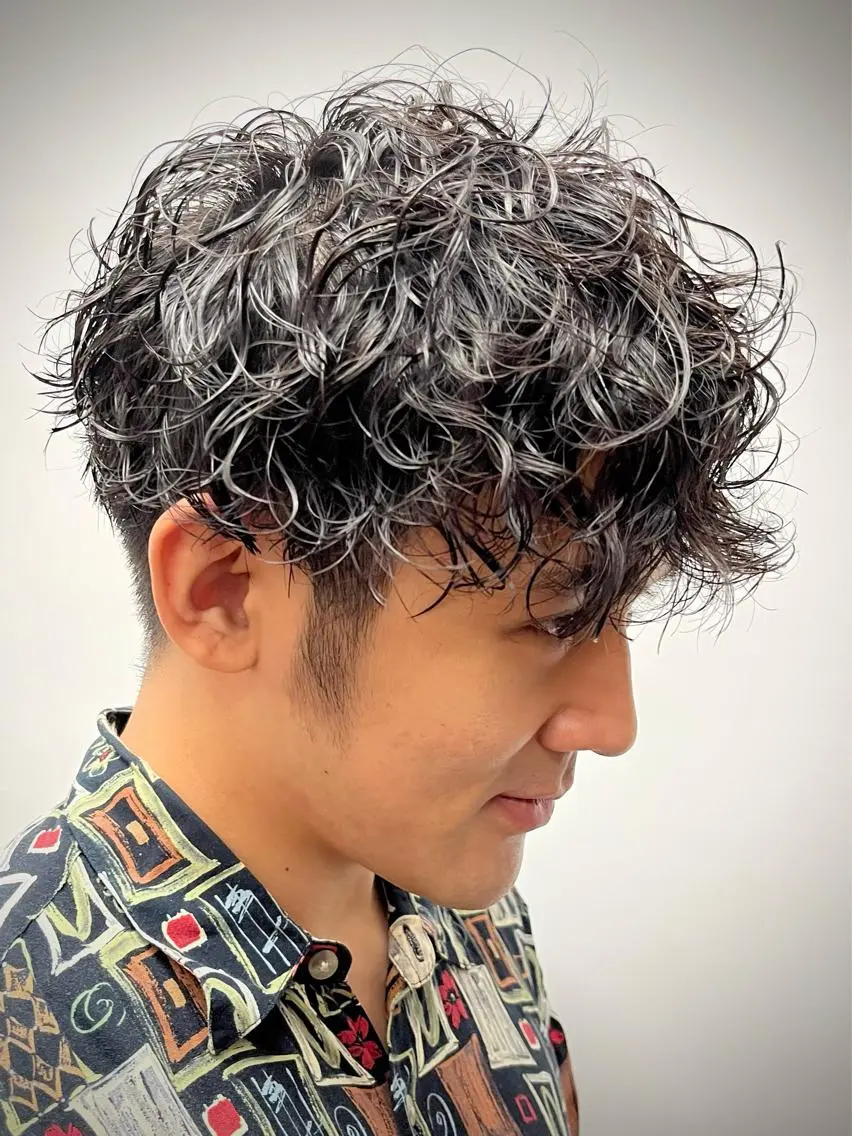 ショート パーマ メンズ メンズバレイヤージュ メンズブリーチ メンズハイライト メンズハイトーン メンズインナーカラー Koichi Satoのヘアスタイル