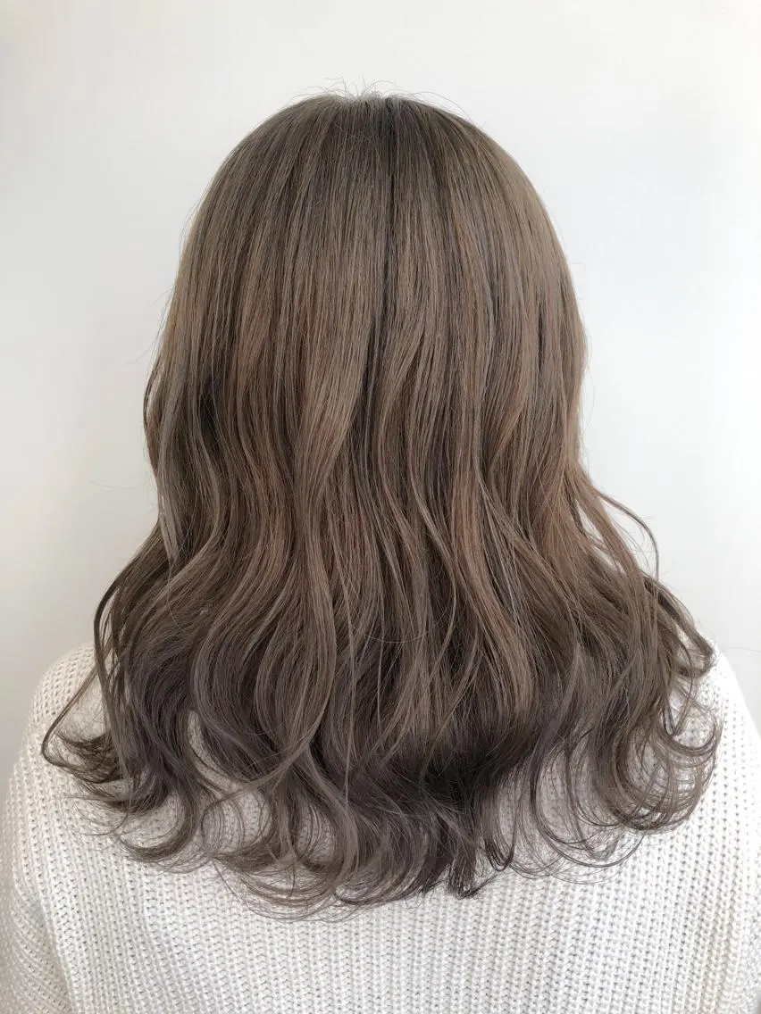 セミロング カラー ブリーチ ケアブリーチ グレージュ 【透明感、艶髪】西村 有司のヘアスタイル