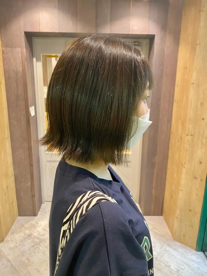 ミディアム カラー ボブ 外ハネヘア 40代以降の 縮毛矯正専門家のヘアスタイル