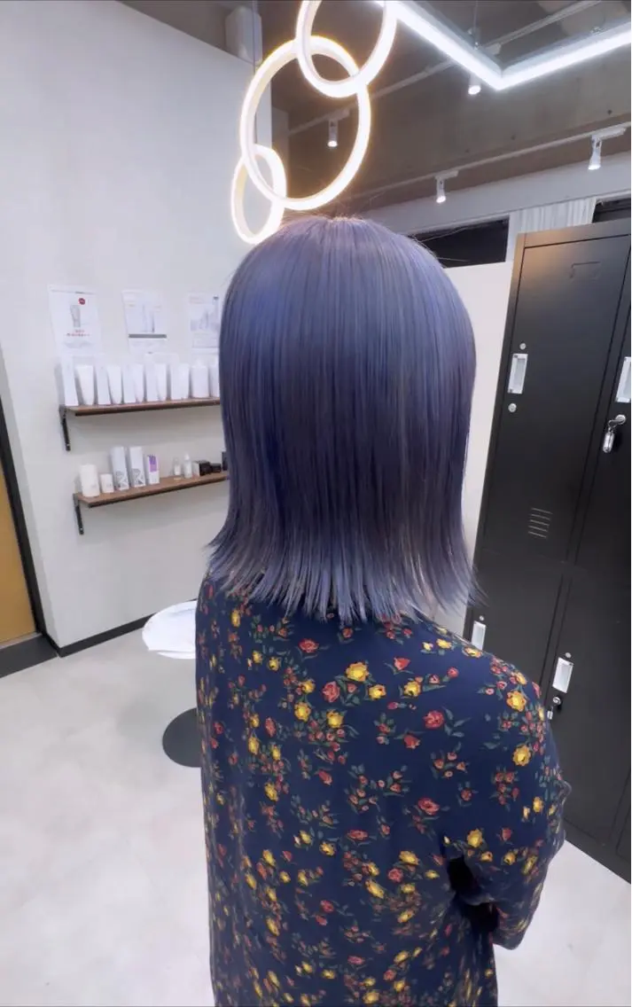 ショート カラー ブリーチ パープルカラー ヒラ マツのヘアスタイル