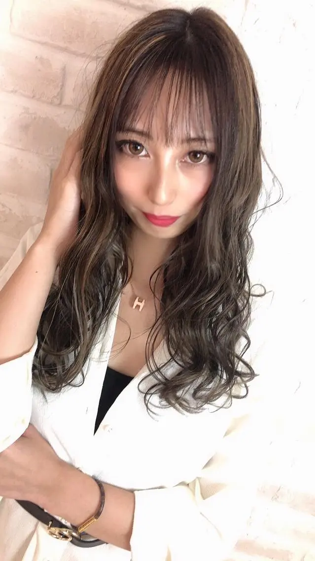 ロング ハイライト シースルーバング Aujua ソムリエ 勝又舞夏のヘアスタイル