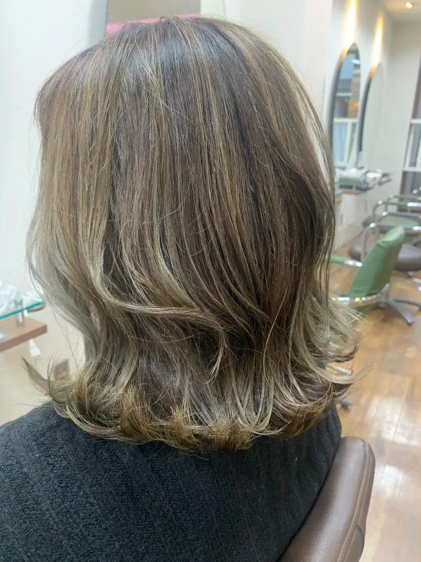 セミロング カット ヘアカラー トリートメント yoshimi .のヘアスタイル
