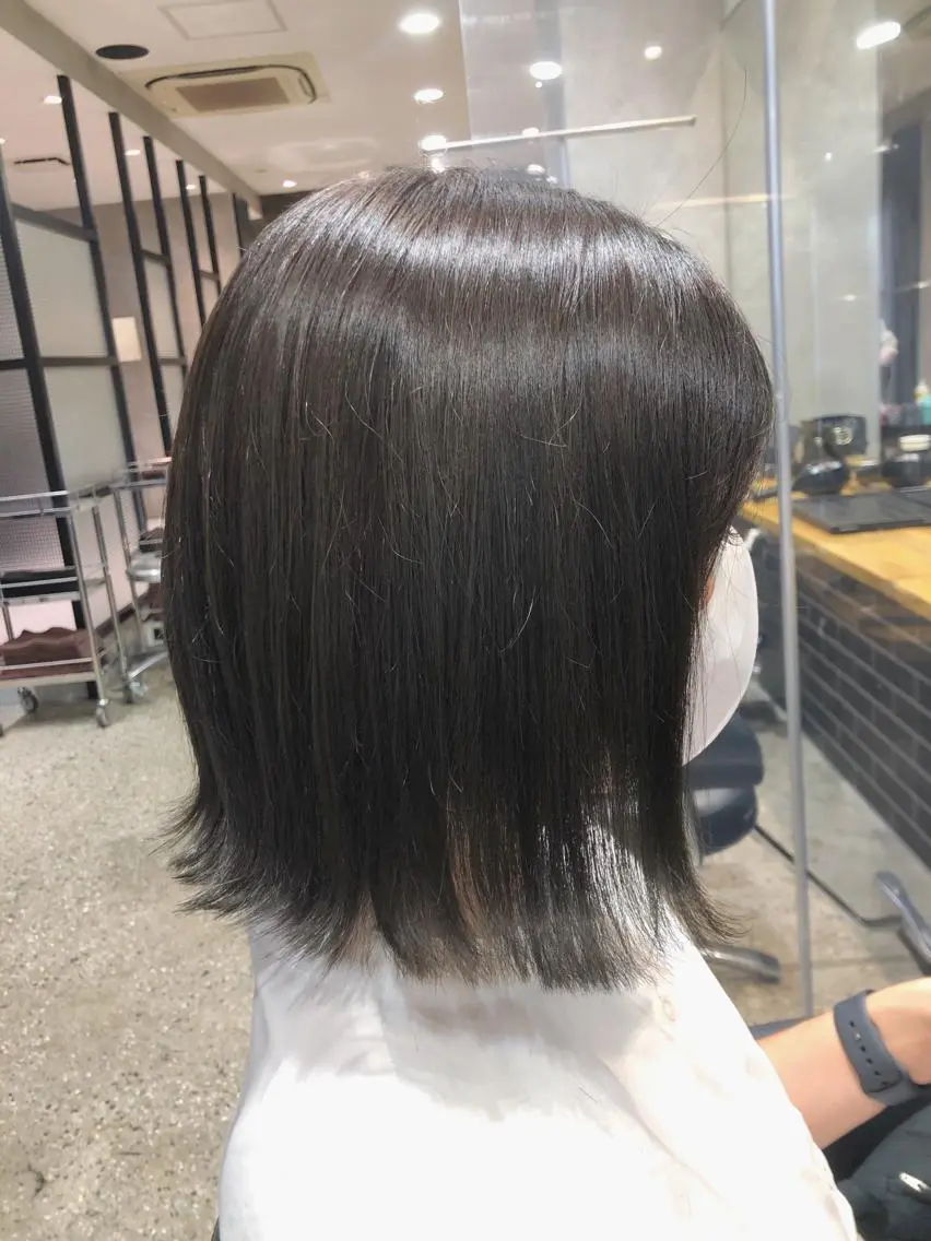 ショート カラー オリーブカラー ボブ 外ハネヘア mai🐷髪質改善 🖤透ける暗髪🖤のヘアスタイル