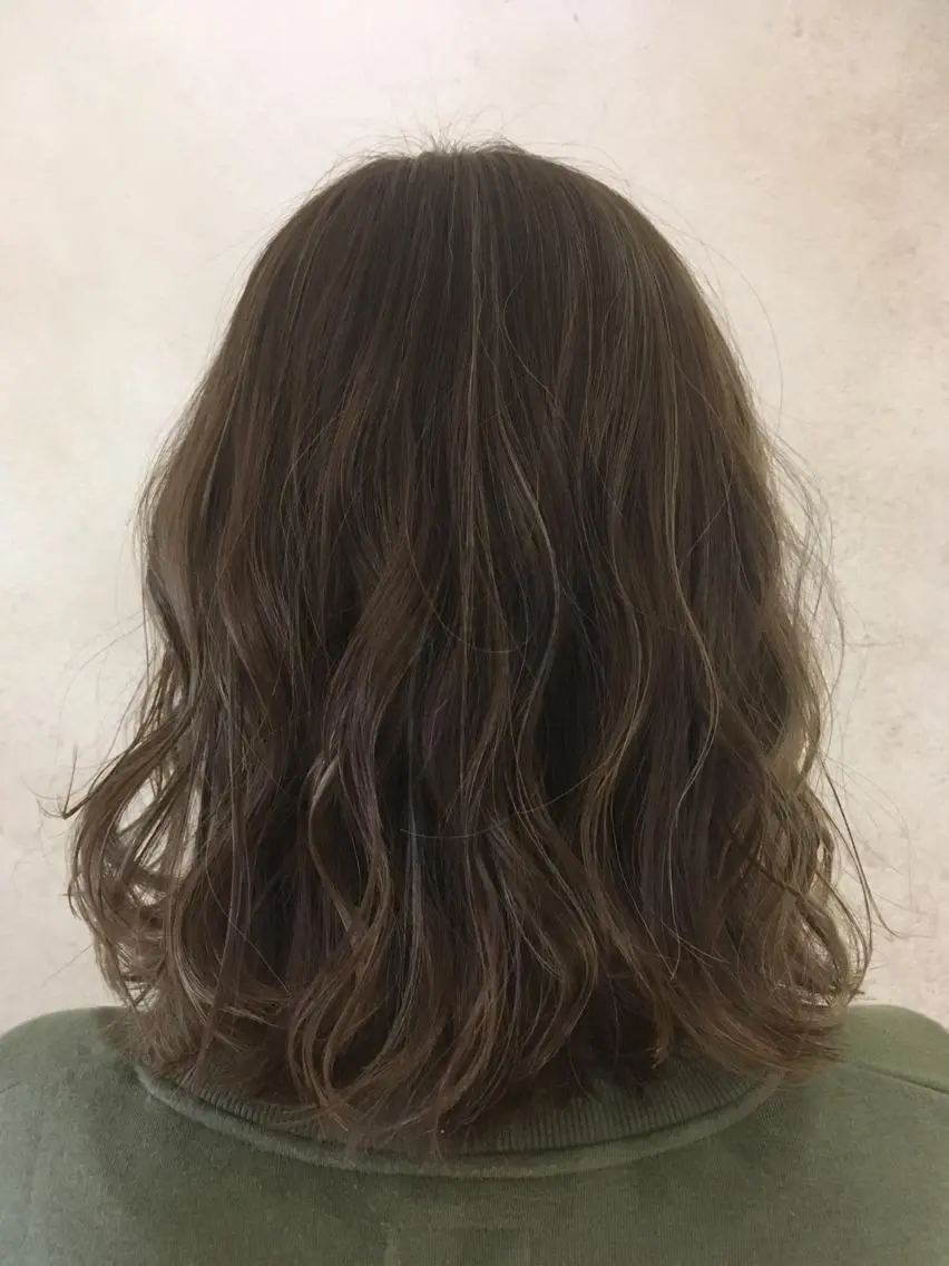 ミディアム カラー アッシュ ハイライトカラー ハイライト カット ヘアカラー 吉村 絢乃のヘアスタイル