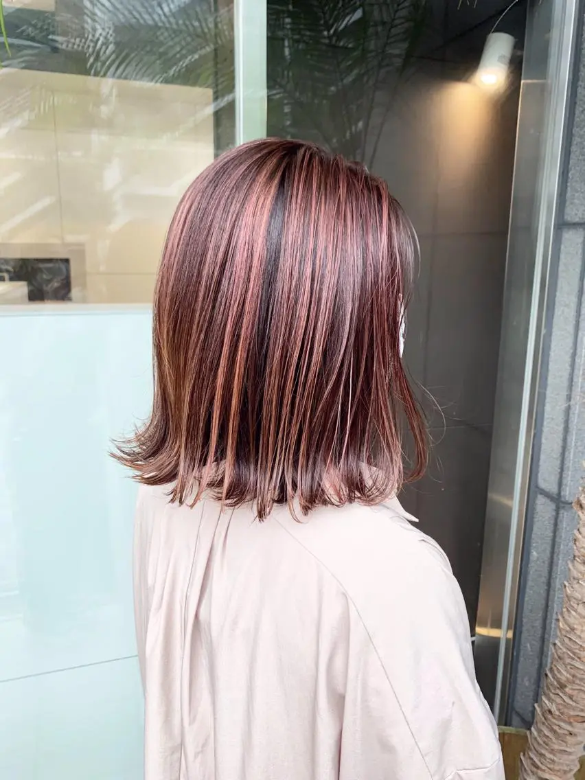 ミディアム ボブ ハイライト 外ハネヘア レイヤー×縮毛矯正 深見 拓のヘアスタイル
