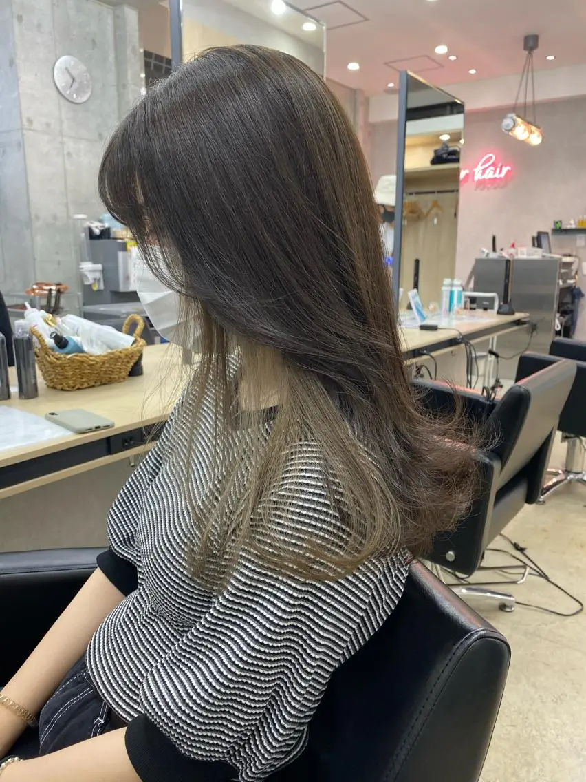 ロング カラー オリーブ/アッシュ やわらか透明感カラーのヘアスタイル