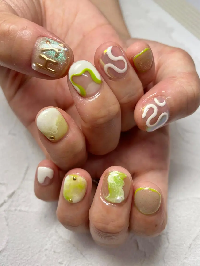 ネイル オーロラネイル フレンチネイル マグネットネイル ミラーネイル ショートネイル Nail salon Euphoriaのネイルデザイン