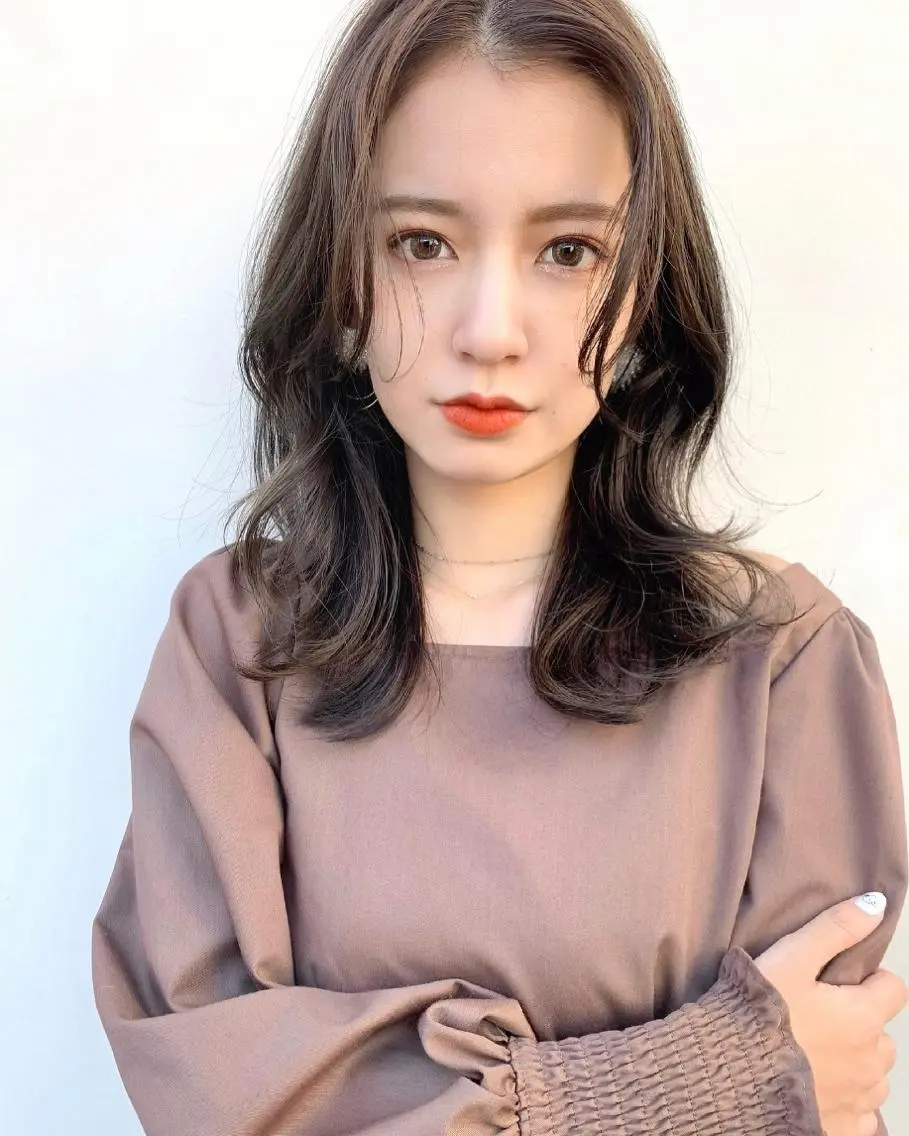 セミロング 韓国風ヘア レイヤーカット、 大人可愛い　中村美羅のヘアスタイル