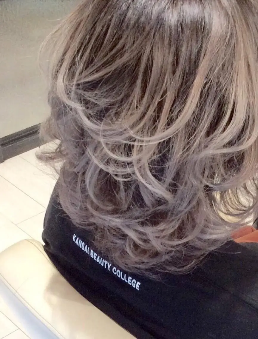 ミディアム カラー アッシュ グラデーションカラー グレージュ ハイライトカラー ハイトーンカラー ヘアカラー トリートメント 山本 将史のヘアスタイル