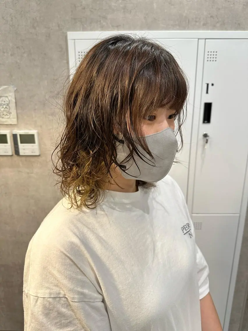 ミディアム パーマ ミディアムパーマ ウルフカット mau tomokaのヘアスタイル