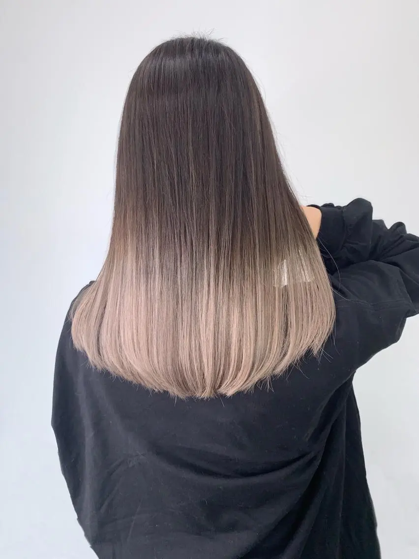 セミロング カラー 岡留 愛美のヘアスタイル