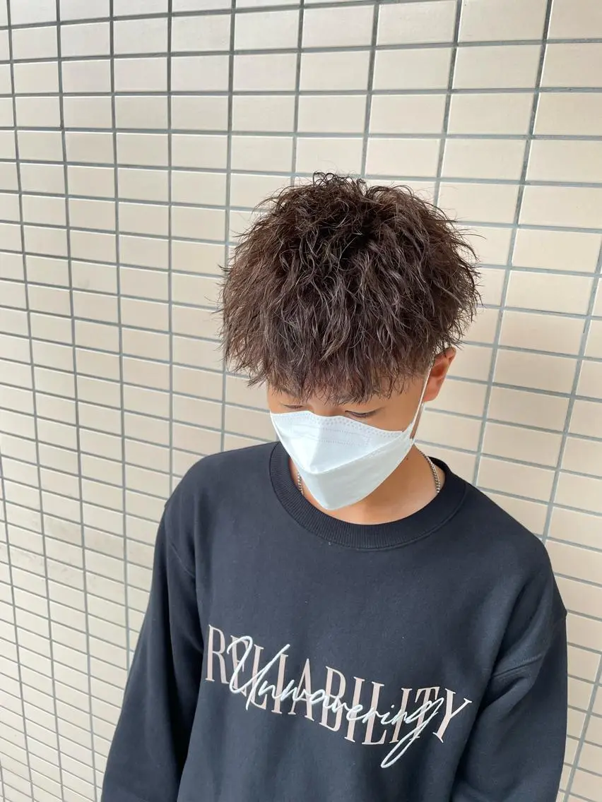 ショート カラー パーマ ヘアアレンジ メンズ アイブロウ センターパート メンズハイライト メンズハイトーン マッシュウルフ マッシュ カット パーマ トリートメント ヘッドスパ ヘアセット スパイキー/フェザー /波巻き/かいとのヘアスタイル