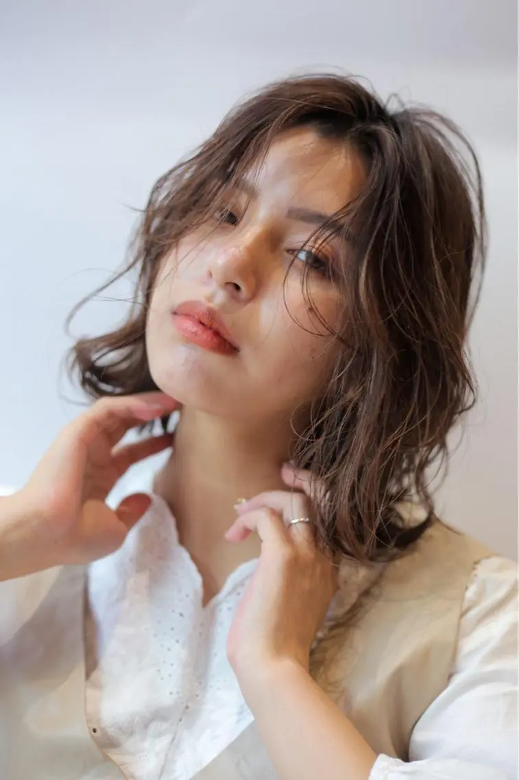 ミディアム & kuのヘアスタイル
