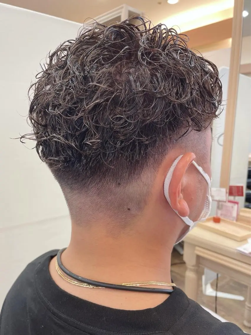 カラー パーマ メンズ フェードカット メンズパーマ グレージュ メンズパーマ🌀/ 中村郁未のヘアスタイル