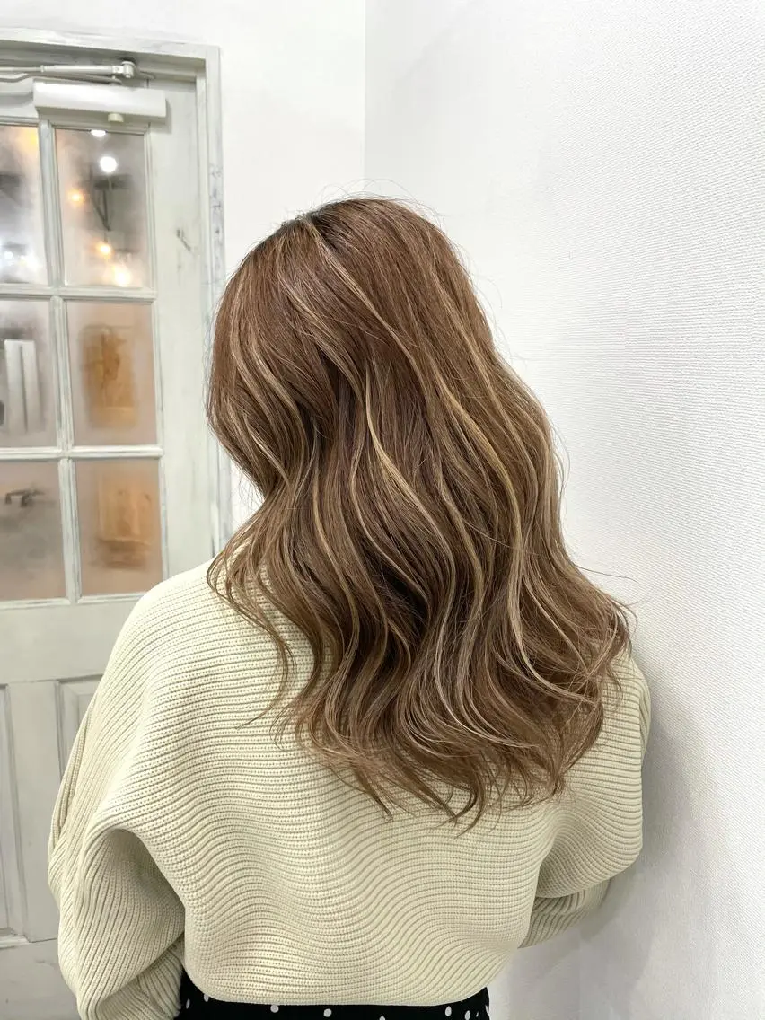 セミロング 白いハイライト🤍 タナカリョウスケのヘアスタイル