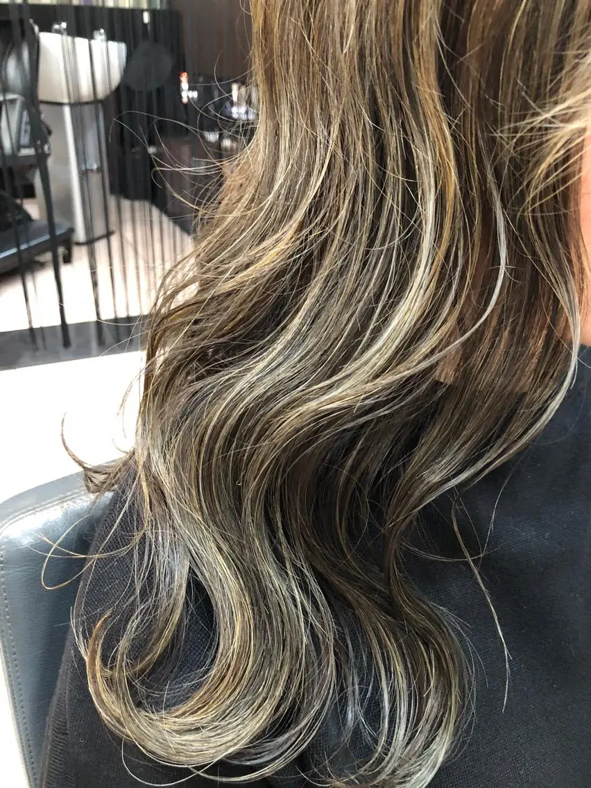 ロング シールエクステ/ ハイトーンカラーのヘアスタイル