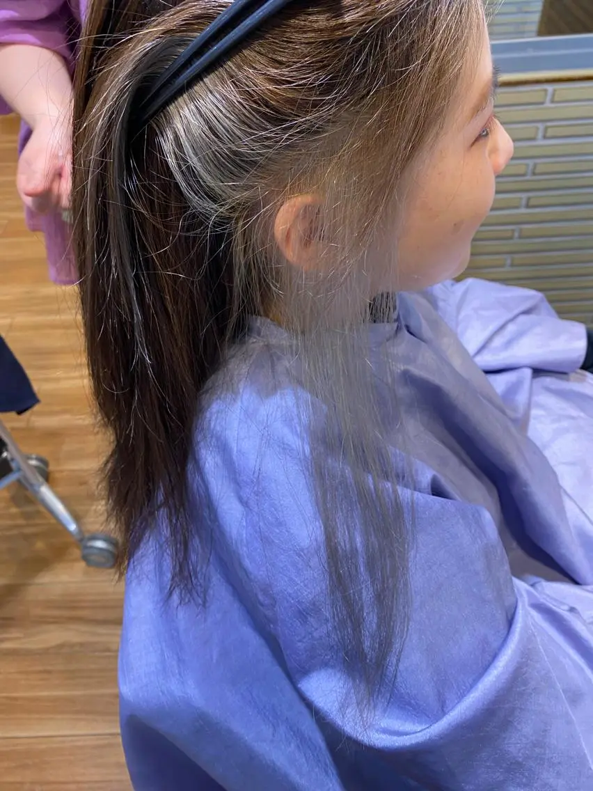 セミロング カラー ブリーチ イヤリングカラー 土井 祐之介のヘアスタイル
