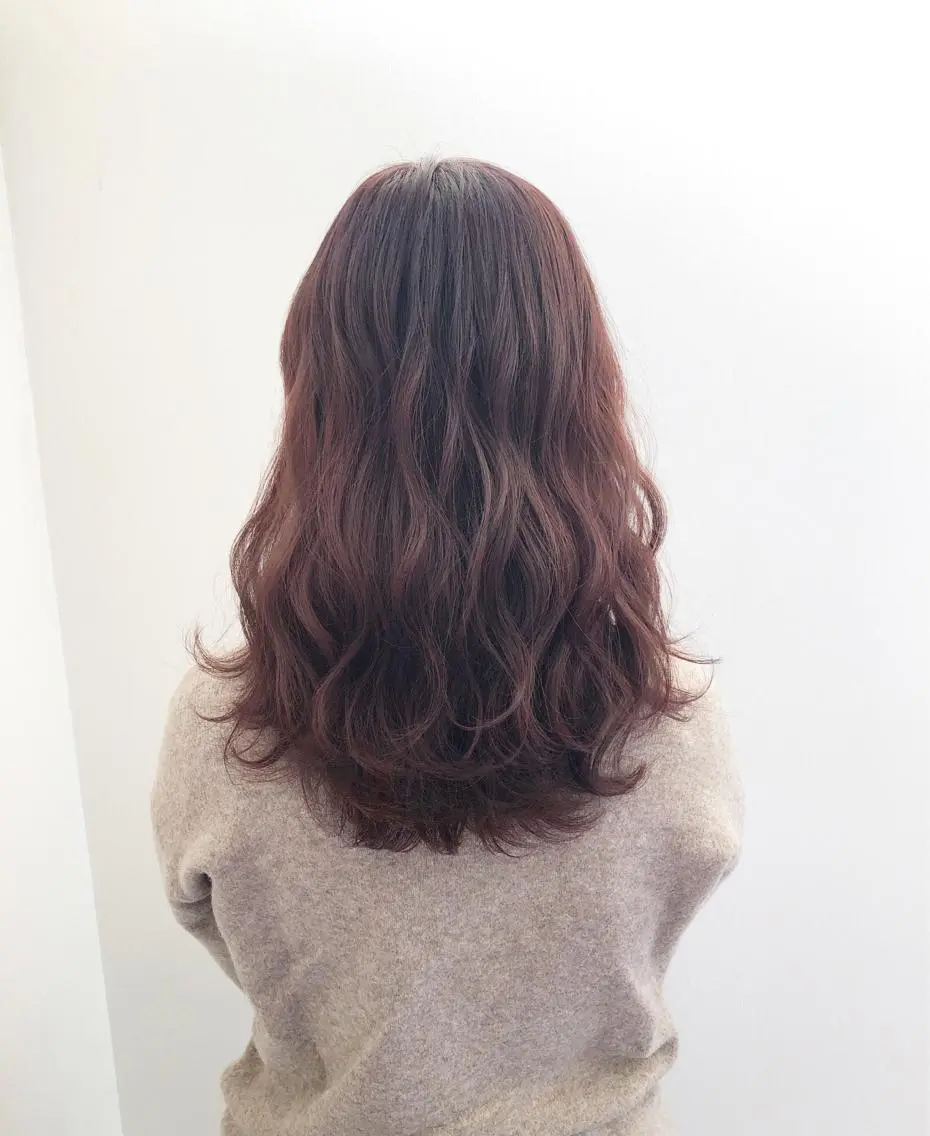 セミロング カラー ブリーチ ボルドーカラー ブリーチなしカラー 白井 つづりのヘアスタイル