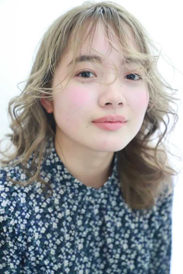 ミディアム カラー パーマ 顔周りカット 外国人風カラー 岡元 朗弘のヘアスタイル