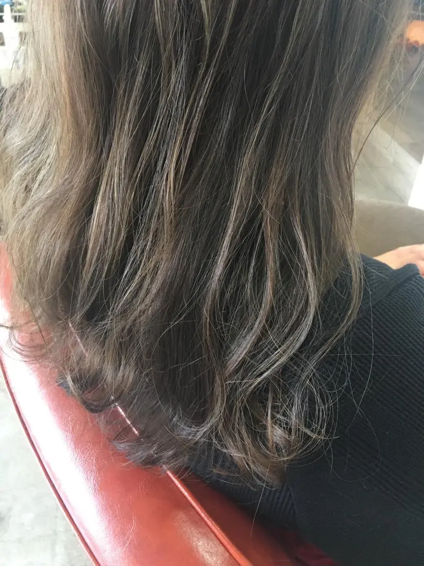 セミロング カラー ハイライトカラー イルミナカラー ハイライト fio マナミのヘアスタイル