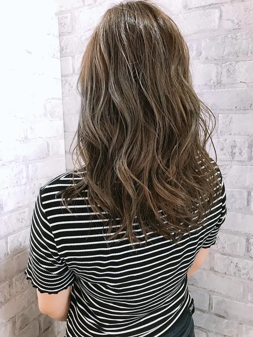 ミディアム カラー パーマ ヘアアレンジ ハイライトカラー シルバー ハイライト 心斎橋/縮毛矯正/ 髪質改善　吉見勇亮のヘアスタイル