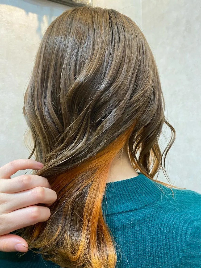 ミディアム カラー インナーカラー オレンジ 齊藤 萌香のヘアスタイル