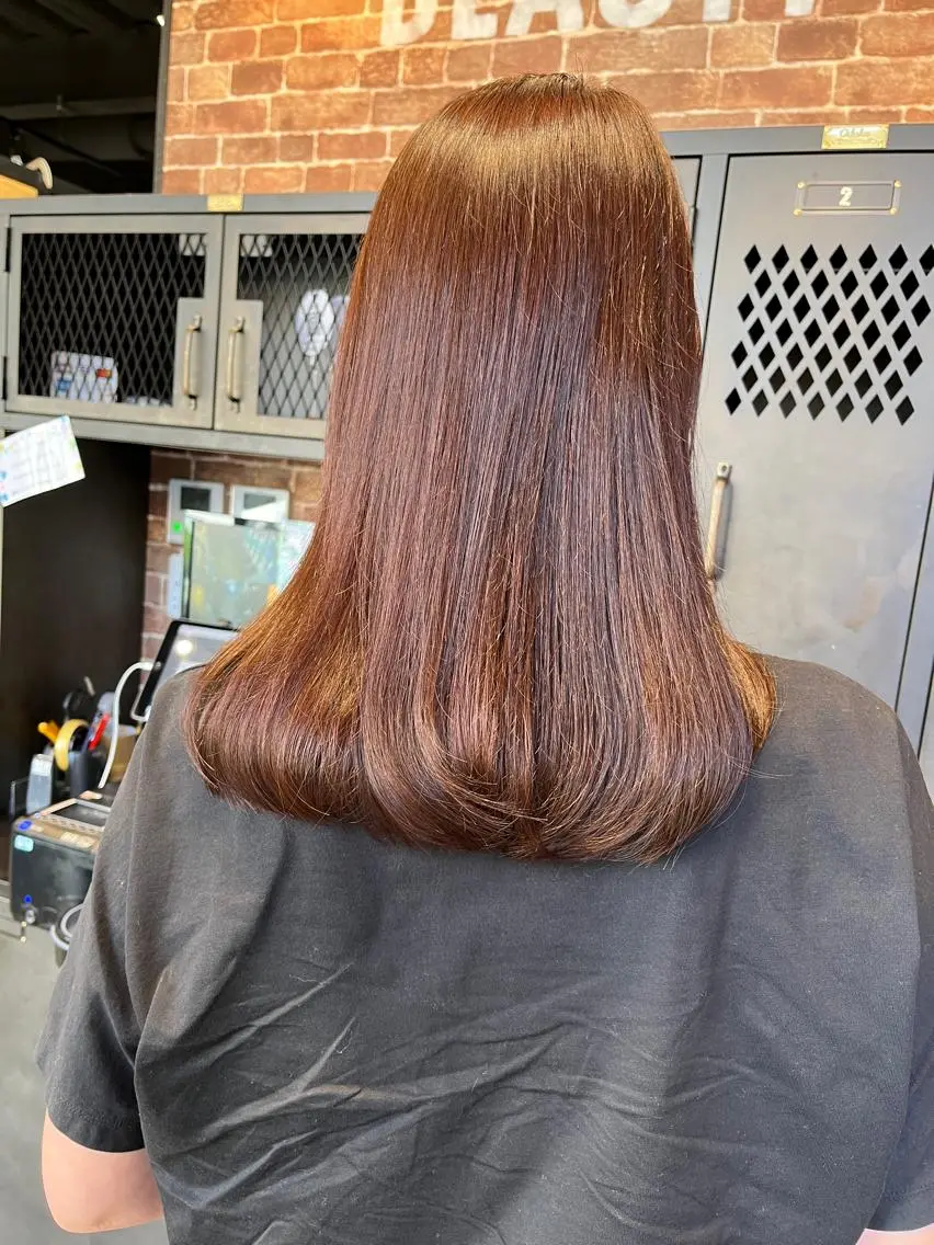 ミディアム カラー パーマ ヘアアレンジ メンズ ネイル マツエク・マツパ アイブロウ ミディアムパーマ メンズパーマ ブラウンカラー ケアカラー 透明感カラー 久木原 ゆりのヘアスタイル